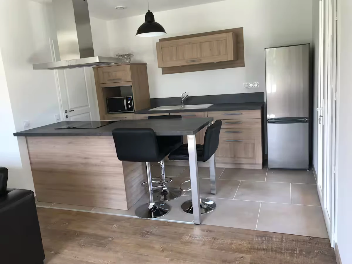 Cuisine moderne avec îlot et bar dans la maison de vacances à Saint-Rémy-de-Provence