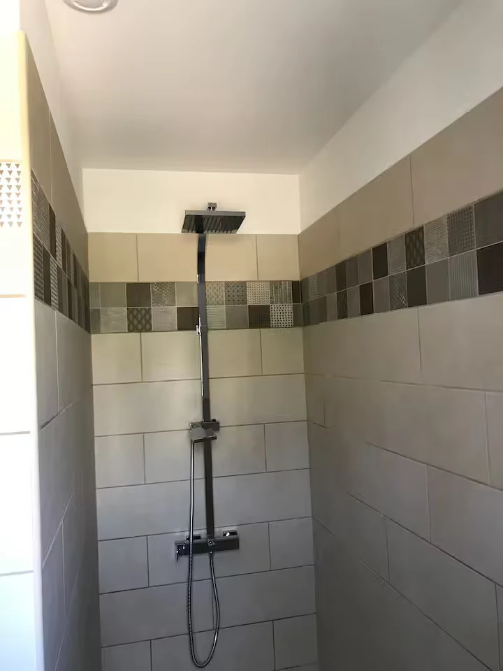 Douche moderne dans la salle de bain de la maison de vacances à Saint-Rémy-de-Provence
