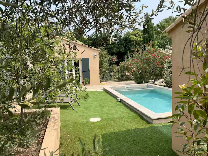 Piscine et jardin arboré d'une maison de location à Saint-Rémy-de-Provence