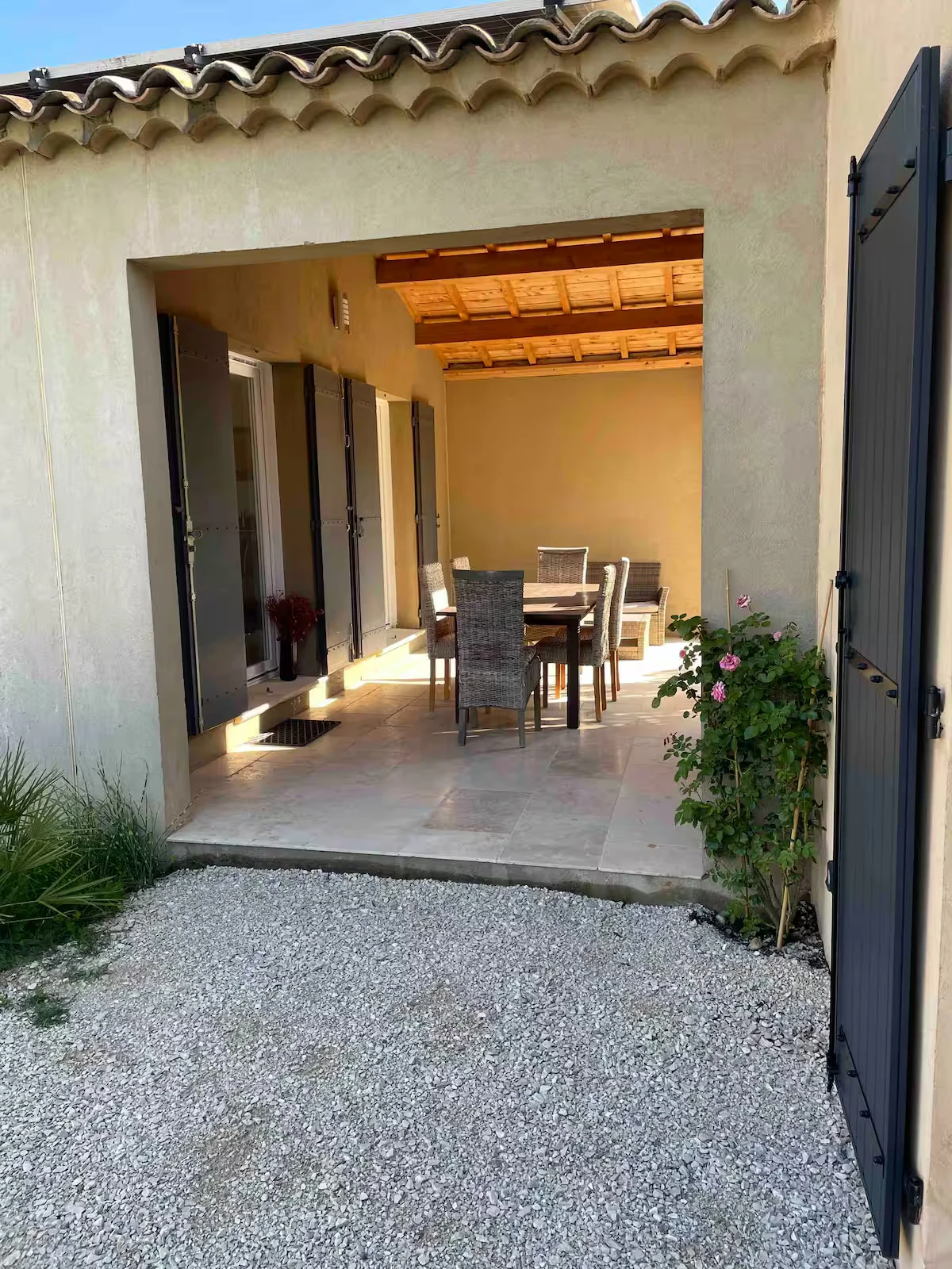 Terrasse couverte avec table à manger pour location saisonnière à Saint-Rémy-de-Provence