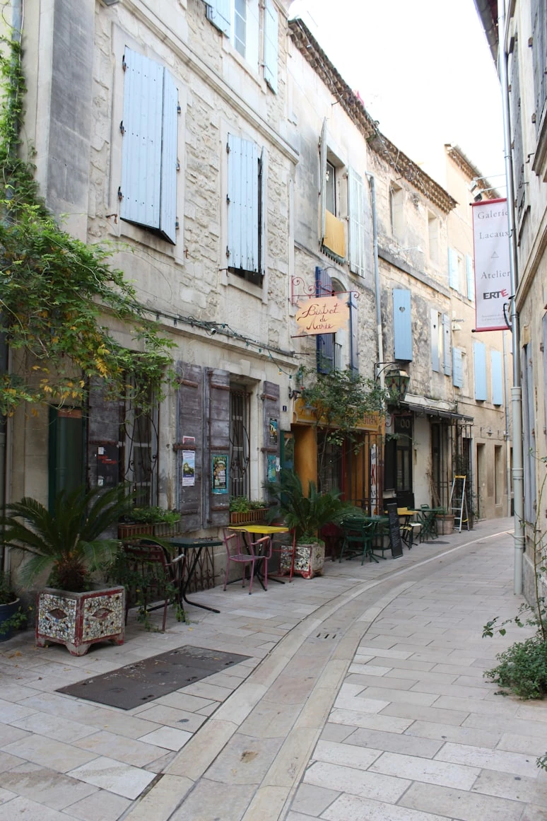 Rue typique du centre historique de Saint-Rémy-de-Provence avec façades en pierre